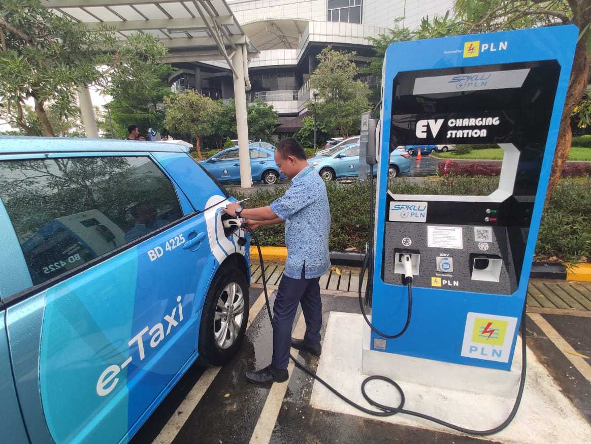 850 Mobil Listrik Fast Charging HD Terbaik